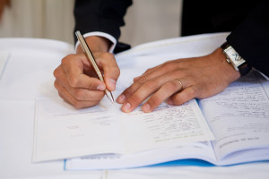 Juillet 2012 : Signature des registres lors d'une messe de mariage catholique, dans le centre de la France.