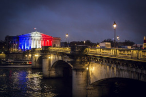 L'Assemblée nationale siège au Palais Bourbon dans le 7ème arrondissement de Paris sur la rive gauche de la Seine.