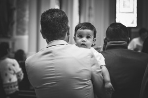 Un père et son enfant lors de la messe dominicale.