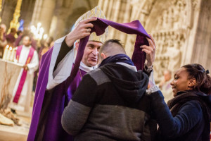 5 mars 2017 : Remise de l'écharpe violette par Mgr Pascal DELANNOY, lors de la célébration de l'Appel décisif des catéchumènes adultes à la cathédrale basilique de Saint-Denis (93), France.