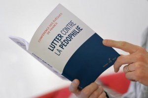 25 janvier 2017 : Homme lisant la brochure "Lutter contre la pédophilie", éditée par la Conférence des Evêque de France (CEF). Paris (75), France.