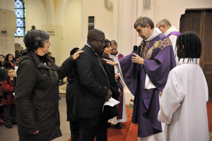 27 novembre 2011: Mgr Pascal DELANNOY, évêque de Saint Denis, signe le coeur d'un catéchumène, égl. Saint Pierre, Bondy (93), France.