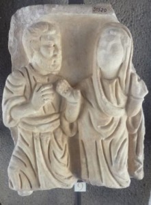 Un apôtre et une Orante (dont le visage est inachevé), fragment de sarcophage, Musée Pio Cristiano, Vatican, © SB.
