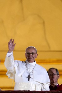 13 mars 2013 : Apparition du pape François, card. Jorge Mario Bergoglio, archevêque de Buenos Aires, au balcon central de la basilique Saint-Pierre après son élection. Vatican, Rome, Italie.