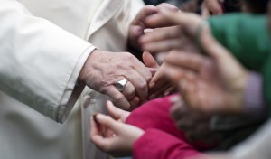 14 décembre 2014 : détail sur la main du pape François, évêque de Rome, saluant la foule lors de sa visite dans la paroisse San Giuseppe all'Aurelio (Saint Joseph à l'Aurelio). Rome, Italie.