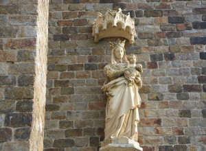 Statue de la Vierge Marie et de Jésus enfant.