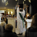 Elévation de l'évangéliaire, lors de la messe, Notre Dame de Créteil (94), France.