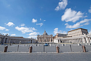 12 mars 2020 : La place Saint Pierre entièrement fermée au public, suite aux mesures de confinement prises par le gouvernement italien contre la propagation du coronavirus Covid-19. Rome, Italie.
