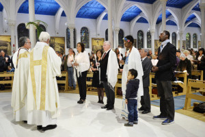 15 avril 2017 : Les nouveaux baptisés sont revêtus du vêtement blanc et portent la lumière pascale, lors de la célébration de la Vigile pascale. Egl. Saint Honoré d'Eylau à Paris (75), France.