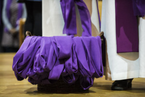 7 mars 2020 : Premier dimanche de Carême. Remise de l'écharpe violette, lors de la célébration de l'appel décisif des catéchumènes. Egl. Saint Roch, Paris (75), France.