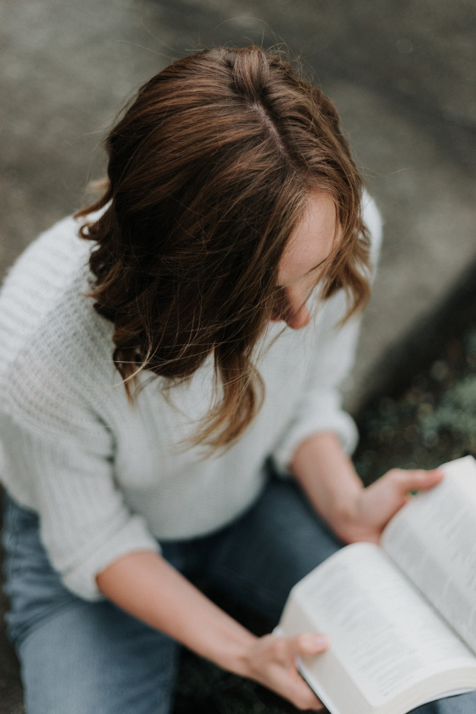 Jeune femme lisant la Bible.