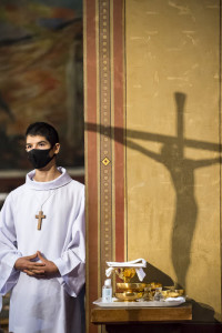 4 octobre 2020 : Un servant de messe portant un masque, lors de la messe dominicale célébrée en l'église Notre-Dame-de-la-Gare à Paris (75), France.